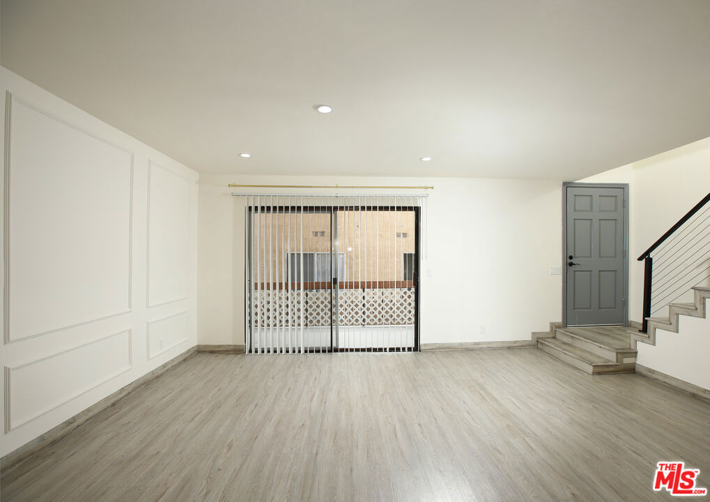 10214 Samoa Avenue - Photo 2