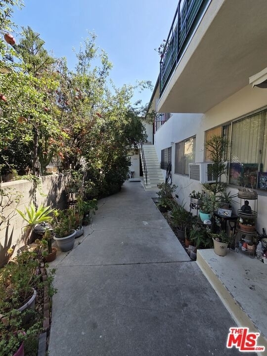 1532 N Harvard Boulevard - Photo 0
