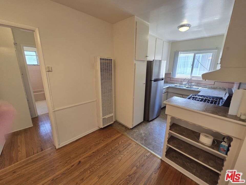 1532 N Harvard Boulevard - Photo 4