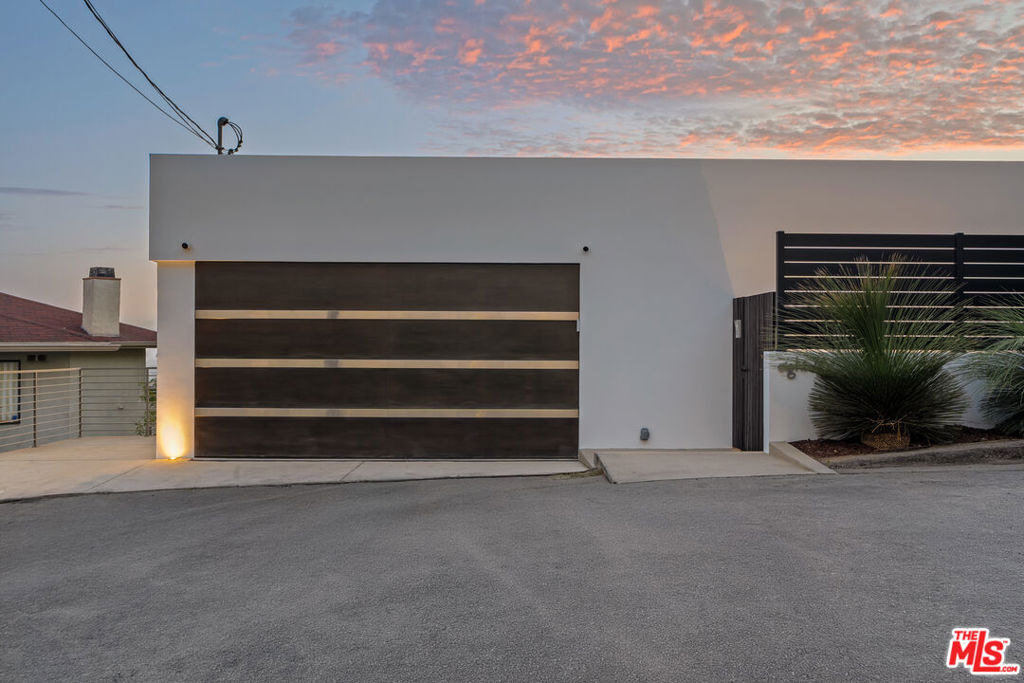 8760 Hollywood Boulevard - Photo 33