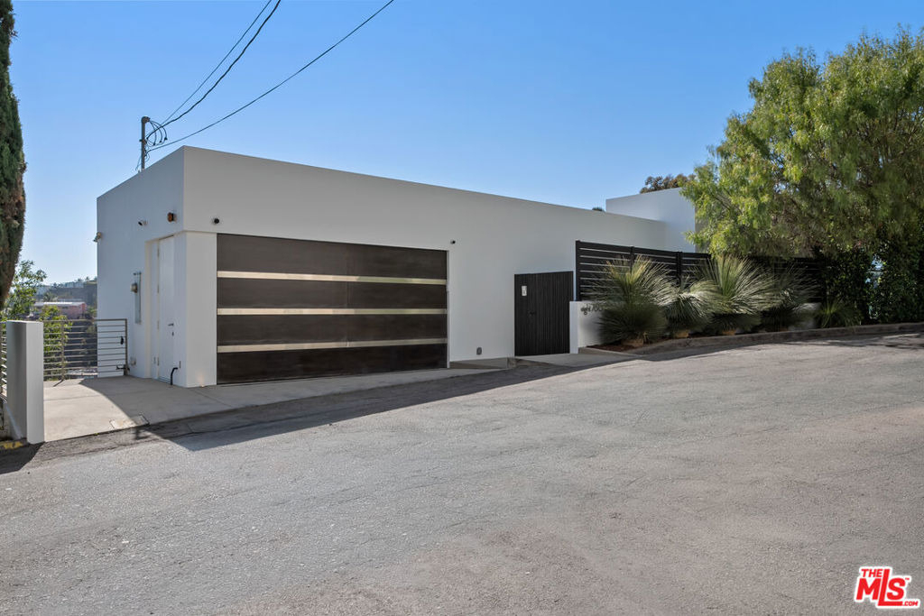 8760 Hollywood Boulevard - Photo 0