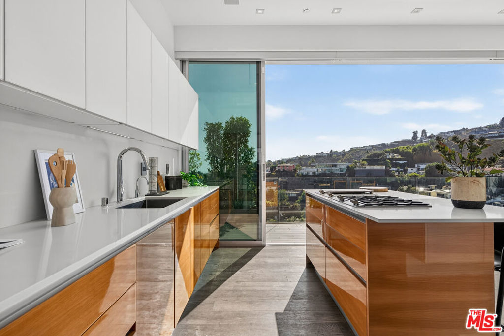 8760 Hollywood Boulevard - Photo 17