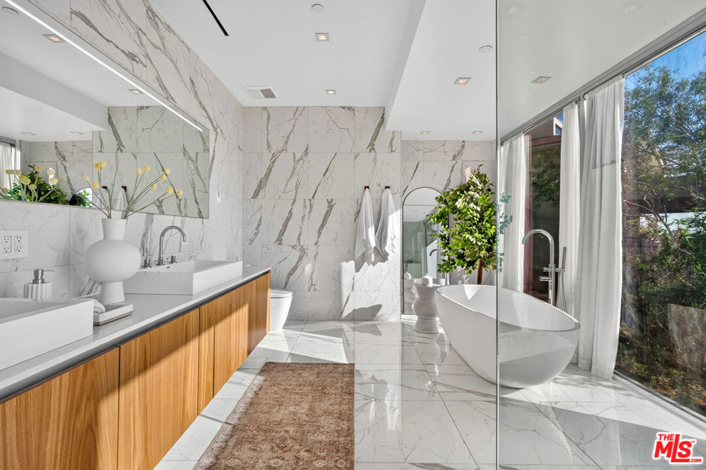 8760 Hollywood Boulevard - Photo 24