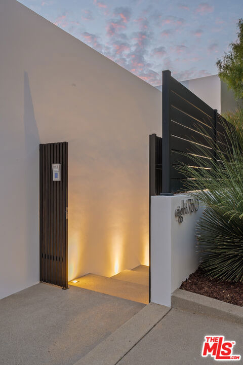 8760 Hollywood Boulevard - Photo 34