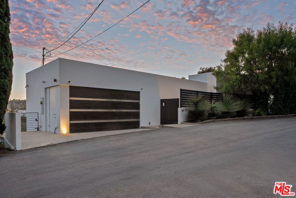 8760 Hollywood Boulevard - Photo 32