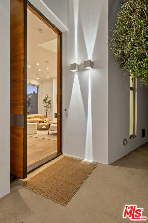 8760 Hollywood Boulevard - Photo 35