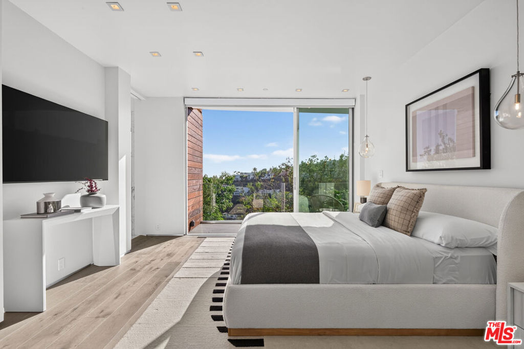 8760 Hollywood Boulevard - Photo 20