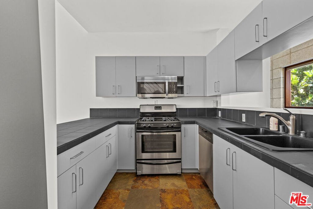 343 Rennie Avenue - Photo 3