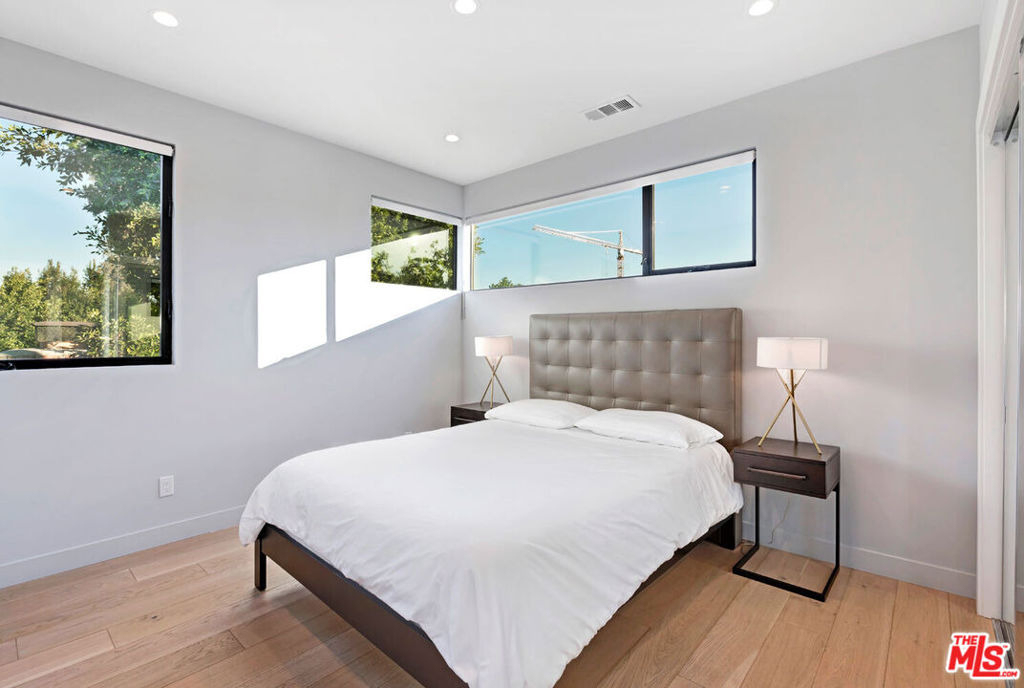 8925 Dorrington Avenue - Photo 9