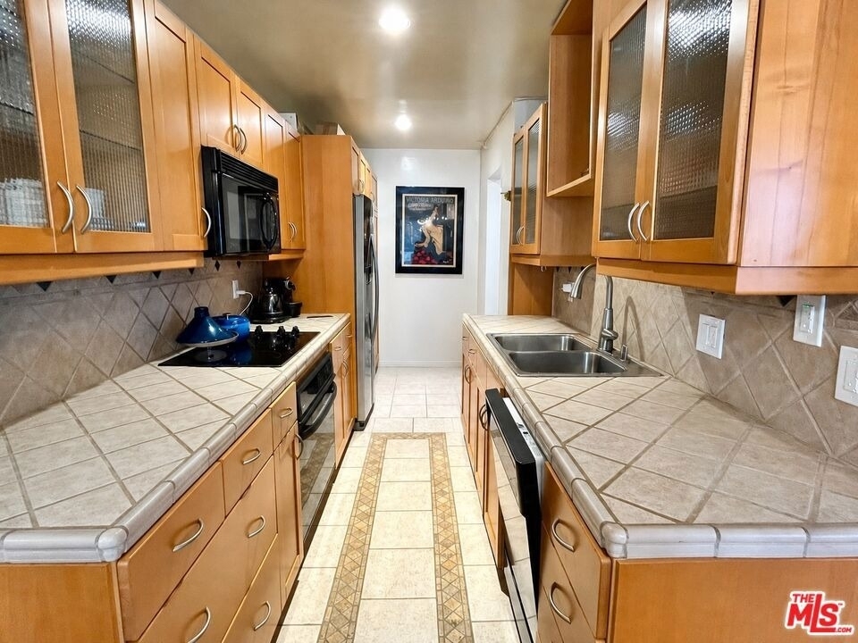 117 S Doheny Drive - Photo 2