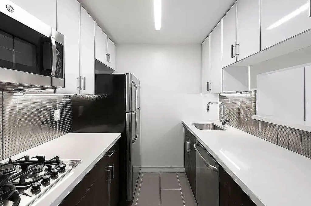 184 Lexington Avenue - Photo 2