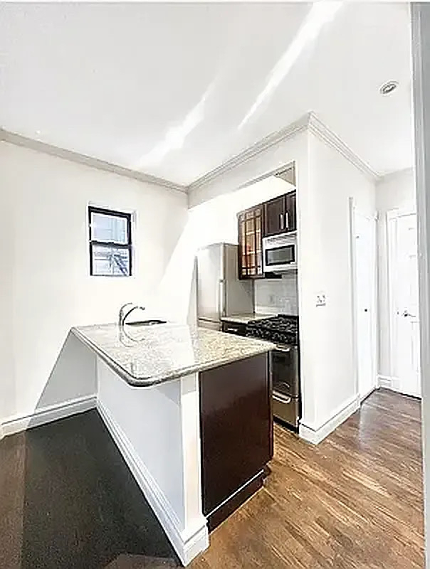 340 East 61st Street - Photo 3