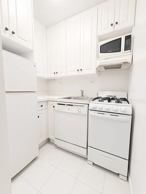 238 East 36th Street - Photo 2