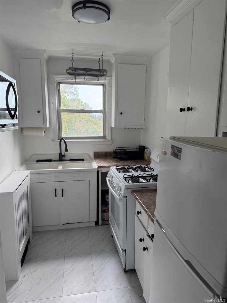 33 E Grand Street - Photo 7