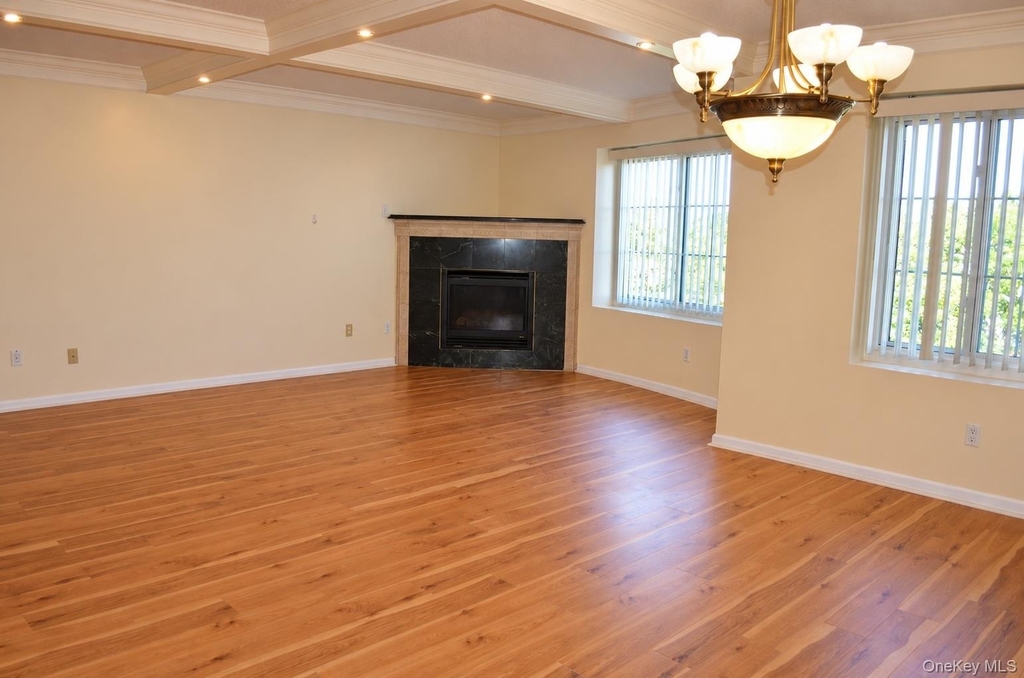 242 Maple Avenue - Photo 3