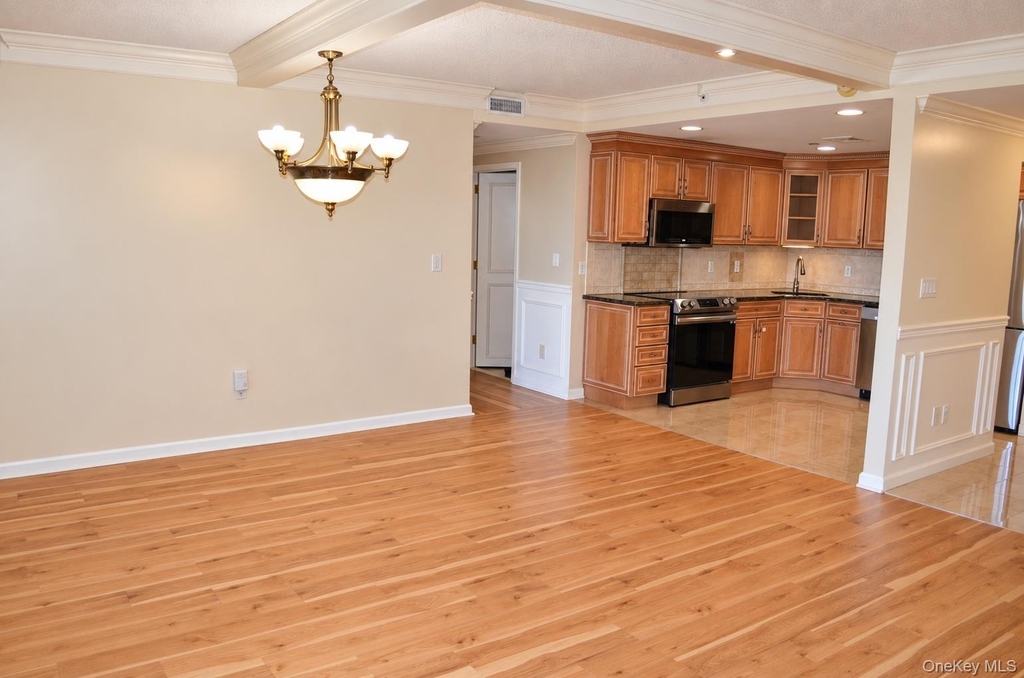 242 Maple Avenue - Photo 7