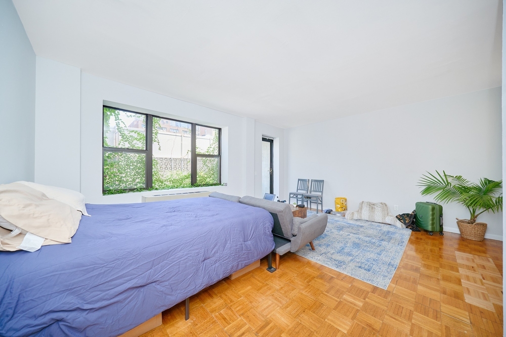 337 W 43rd Street - Photo 2