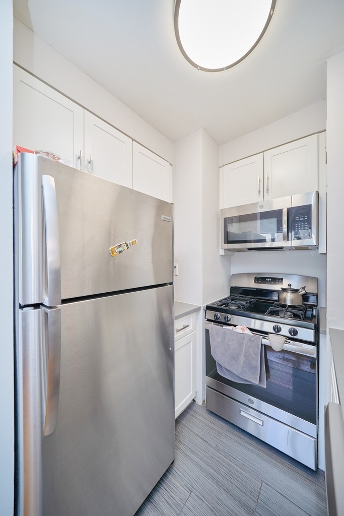 337 W 43rd Street - Photo 4