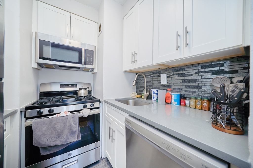 337 W 43rd Street - Photo 5