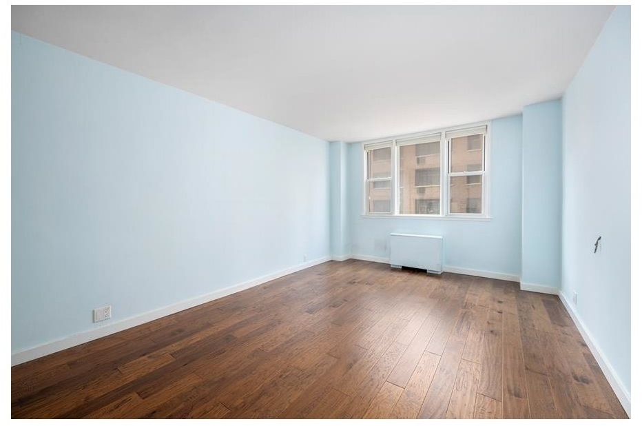 201 E 36th Street - Photo 4