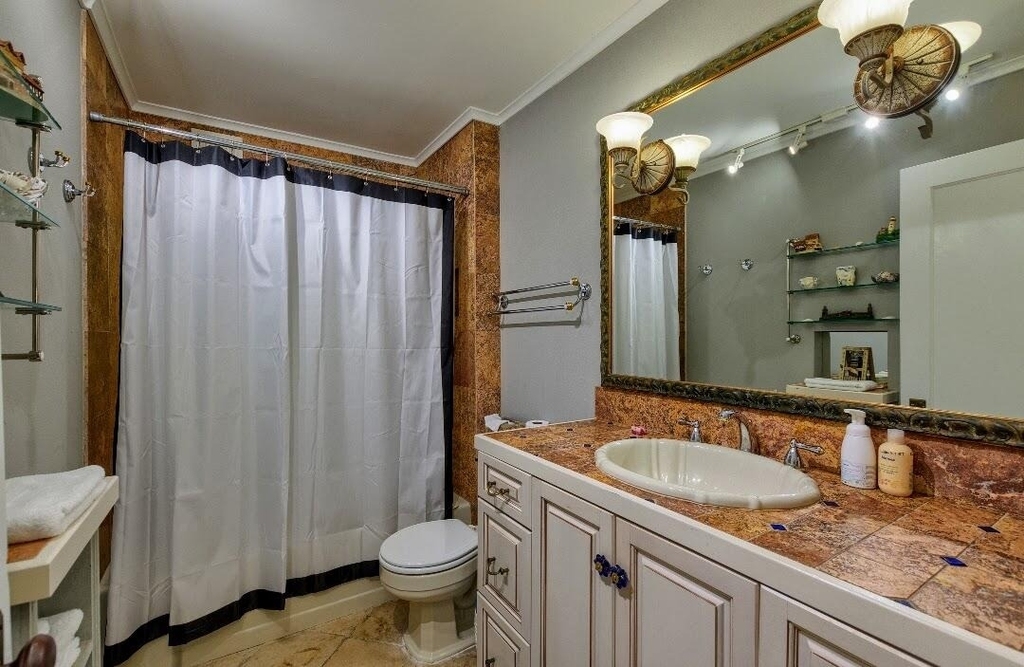822 Allegan Street - Photo 2