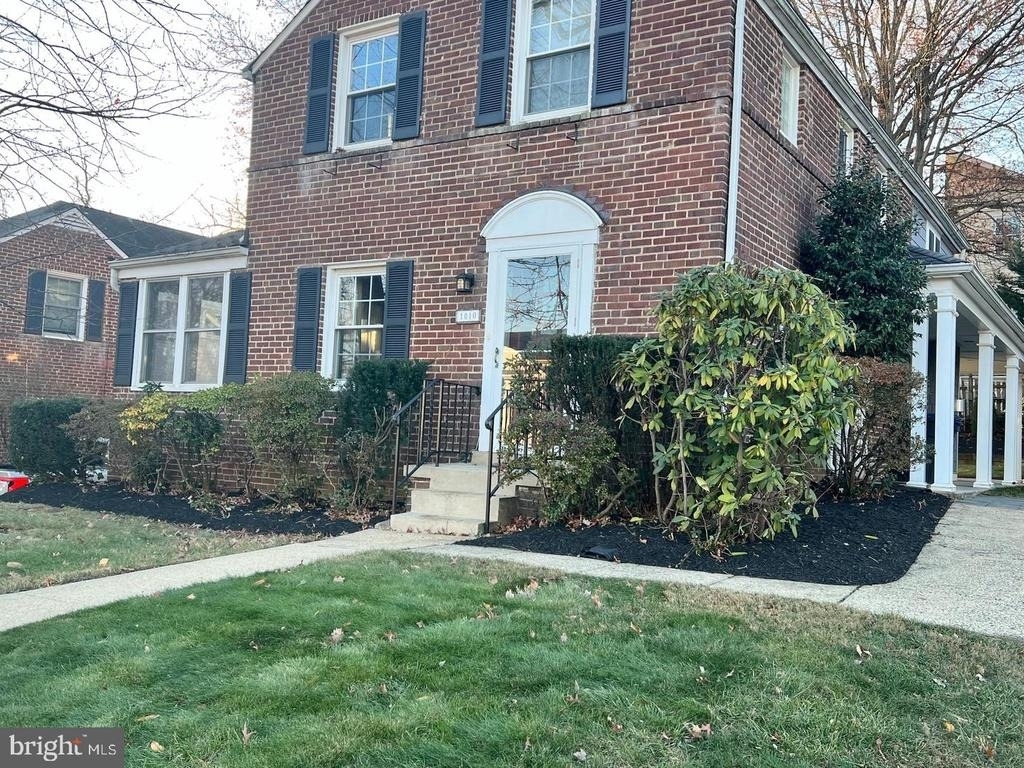 1010 N Kentucky Street - Photo 2