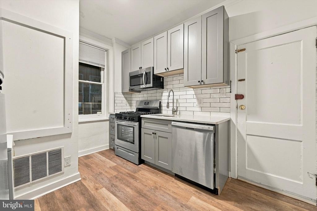 334 Lombard Street - Photo 2