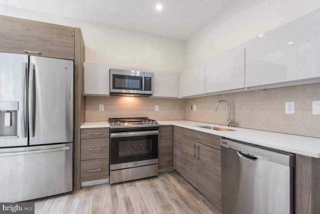 802 Sansom Street - Photo 2