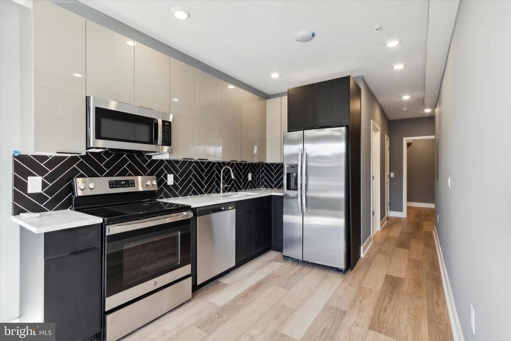 1615 Poplar Street - Photo 1