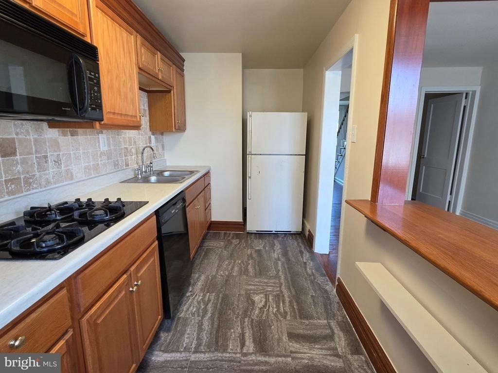 615 W 14th Street - Photo 5