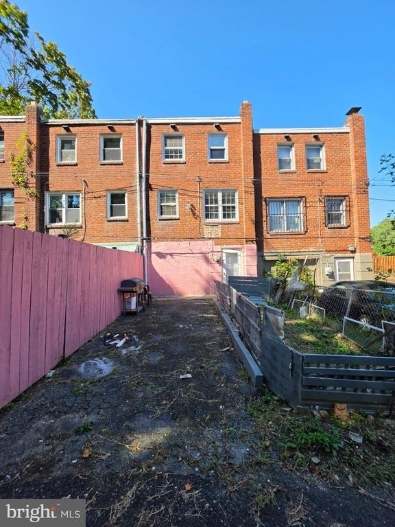 615 W 14th Street - Photo 17