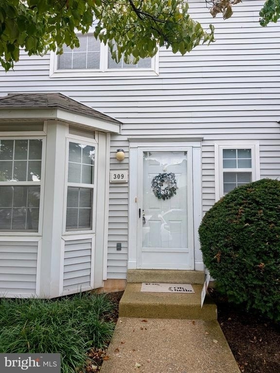 309 Huntington Court - Photo 0