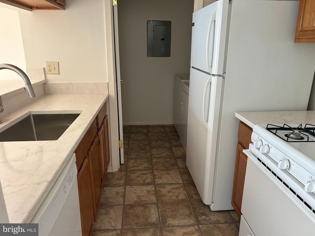 1904 Woodhollow Drive - Photo 3