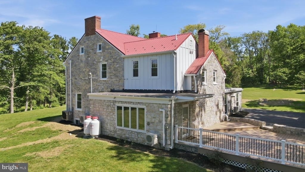 8805 Reichard Road - Photo 4