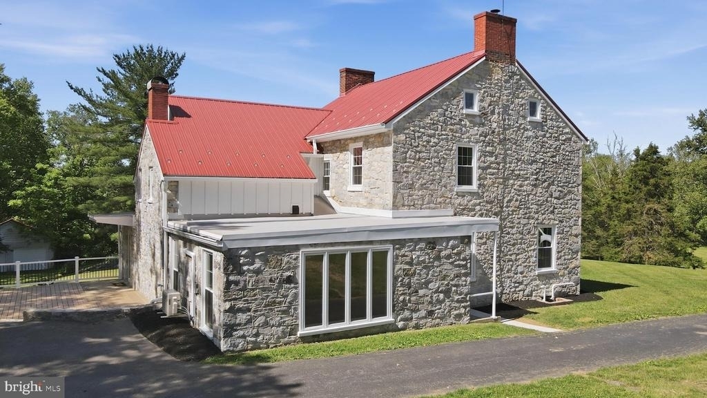 8805 Reichard Road - Photo 3