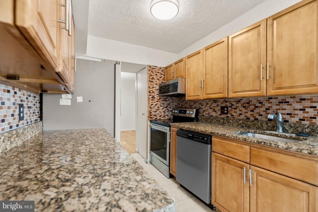 7716 Hanover Parkway - Photo 8