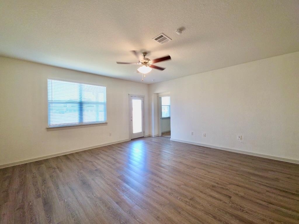 14301 Mcarthur Dr - Photo 2
