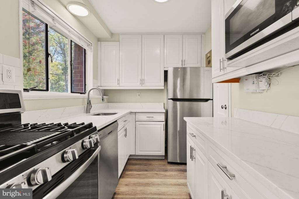 10413 Montrose Avenue - Photo 6