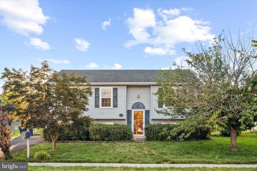 841 Briar Court - Photo 0