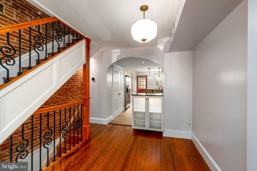 2224 Bank Street - Photo 2
