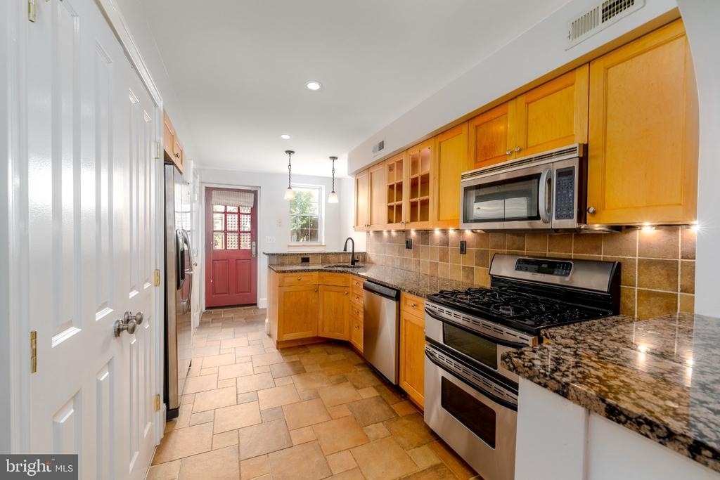 2224 Bank Street - Photo 3