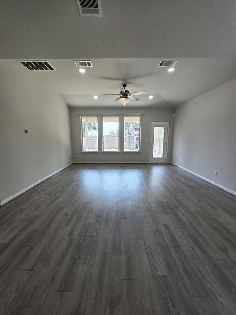 1052 Myrna Bnd - Photo 4