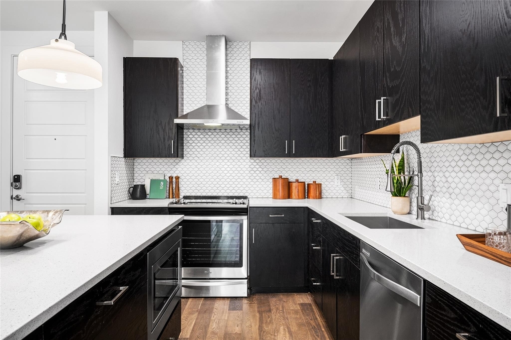 1615 E 7th St - Photo 5