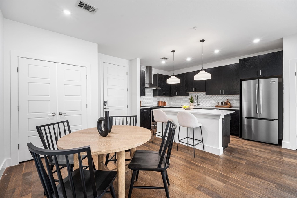 1615 E 7th St - Photo 6