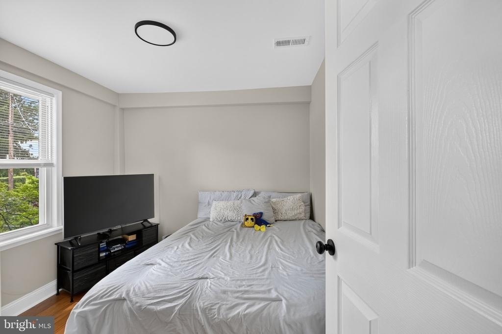109 E 40th Street - Photo 9