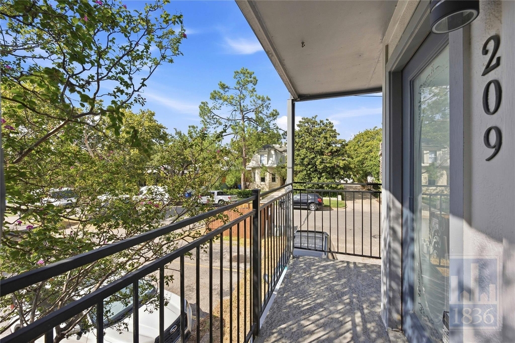 1111 W 10th St - Photo 21