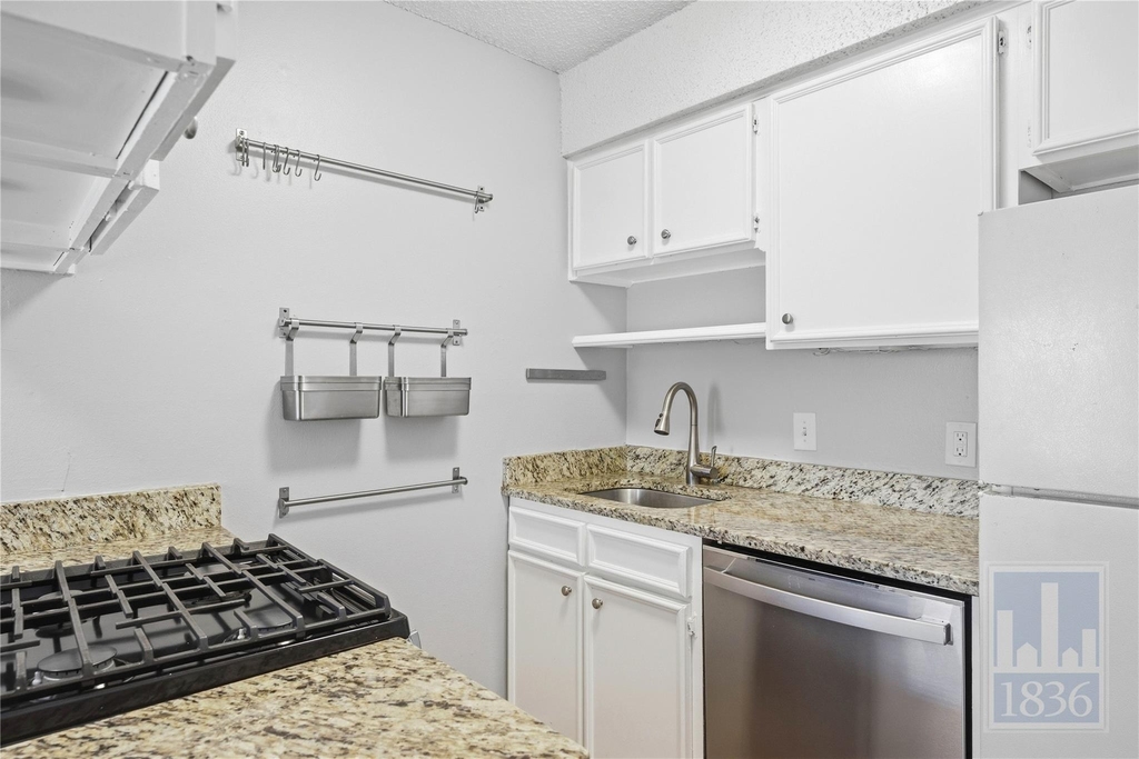 1111 W 10th St - Photo 4