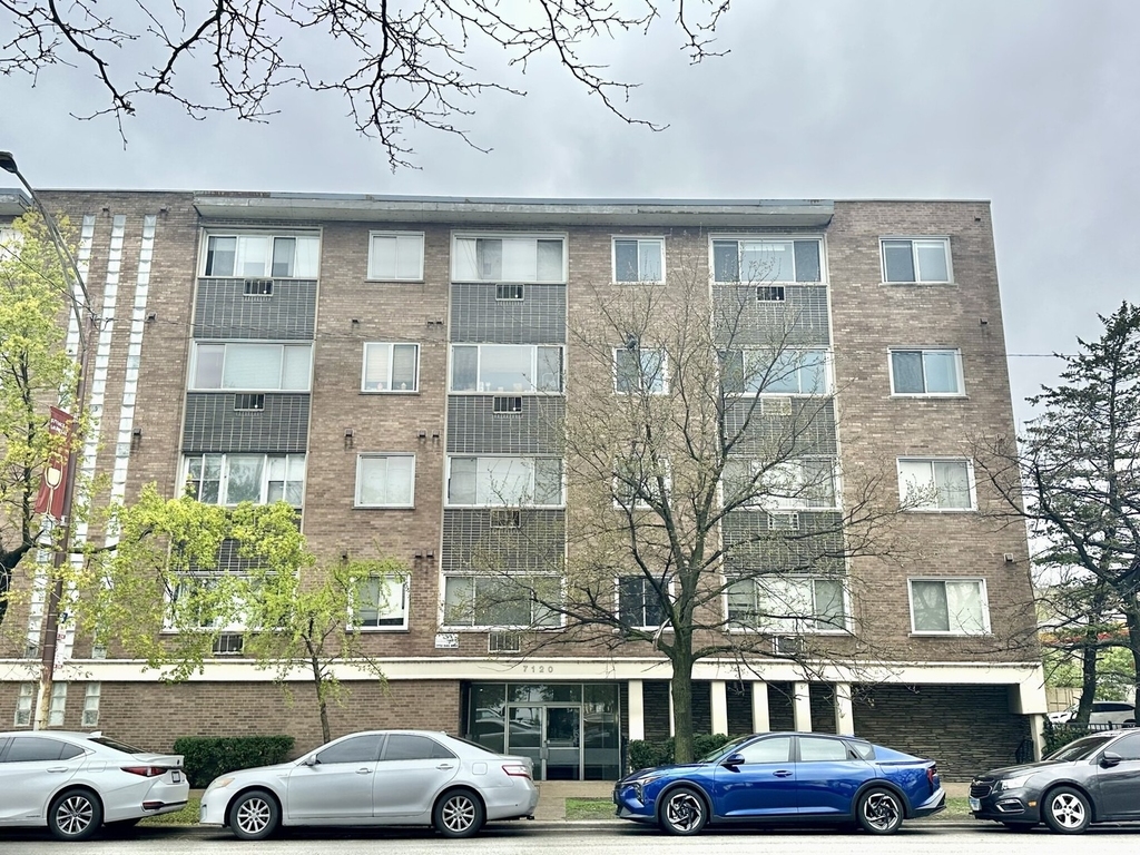 7120 N Sheridan Road - Photo 0