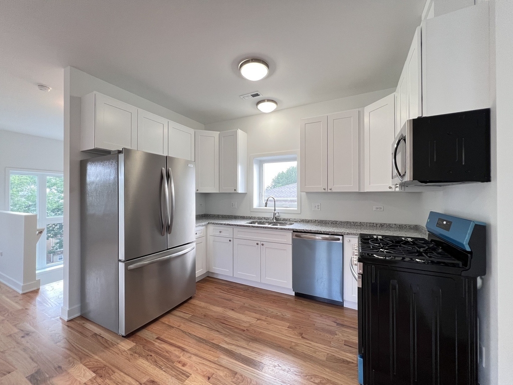 226 W 24th Street - Photo 3
