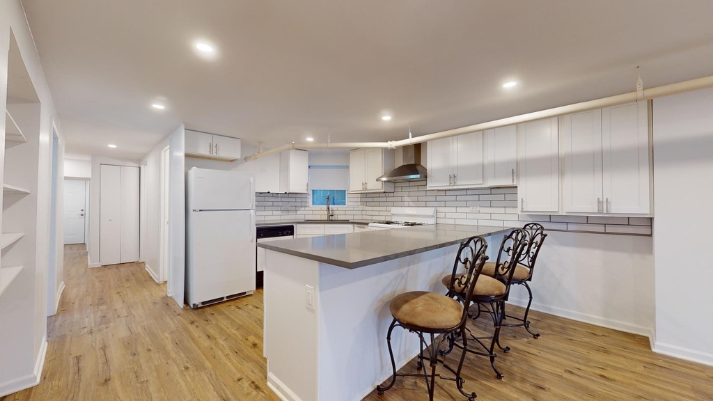 8912 Ewing Avenue - Photo 3